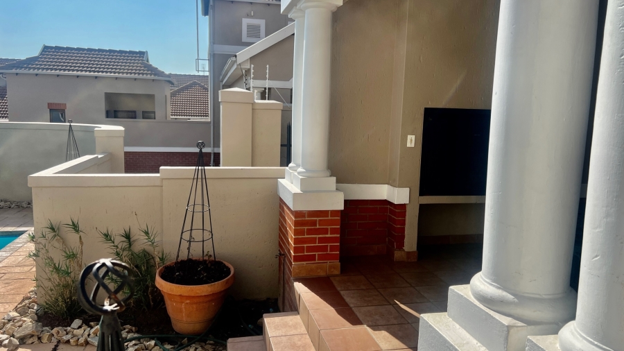 To Let 2 Bedroom Property for Rent in Broadacres Gauteng