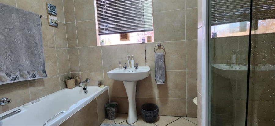 3 Bedroom Property for Sale in New Redruth Gauteng