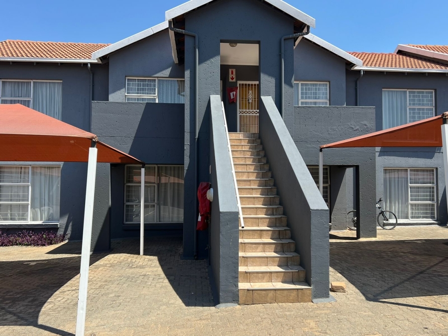 To Let 2 Bedroom Property for Rent in New Redruth Gauteng