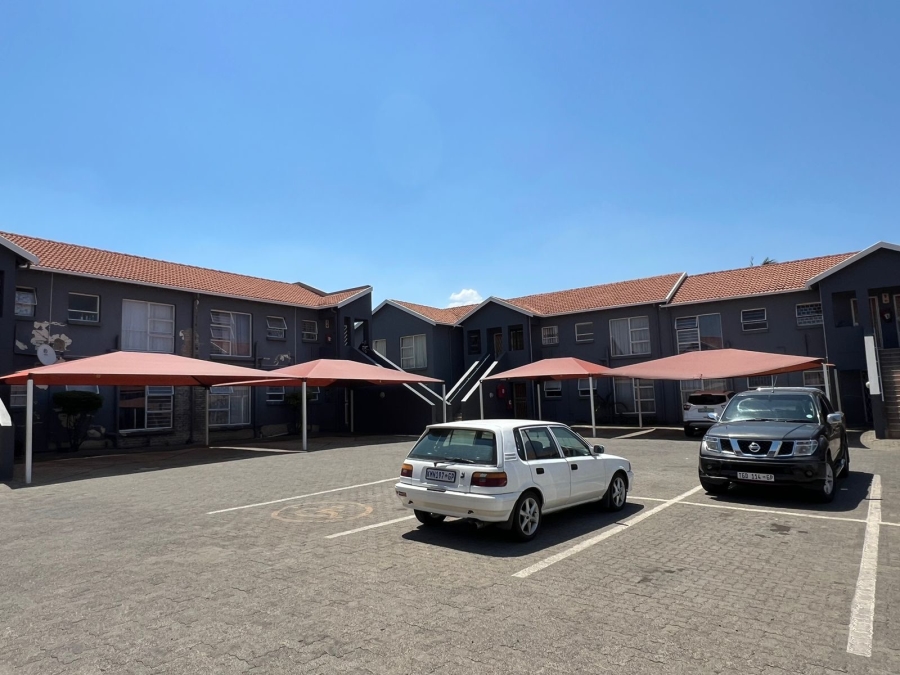 To Let 2 Bedroom Property for Rent in New Redruth Gauteng