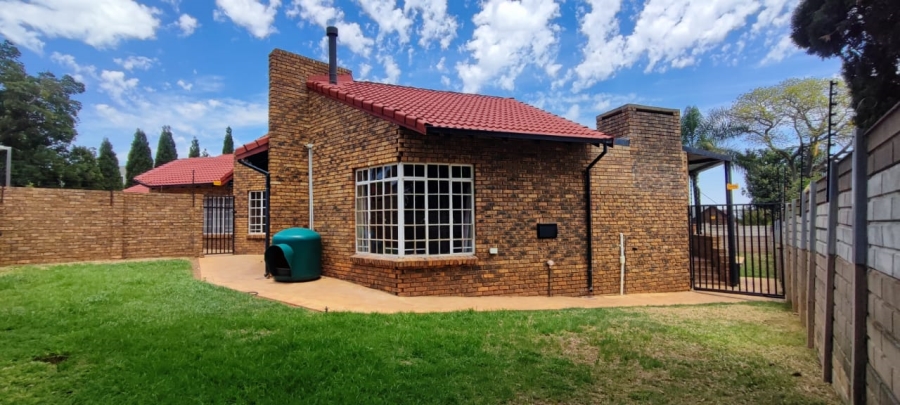 To Let 3 Bedroom Property for Rent in Rooihuiskraal Gauteng