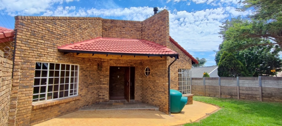 To Let 3 Bedroom Property for Rent in Rooihuiskraal Gauteng