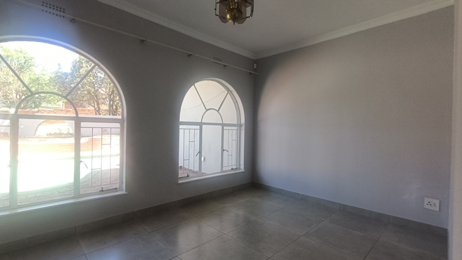 5 Bedroom Property for Sale in Mulbarton Gauteng