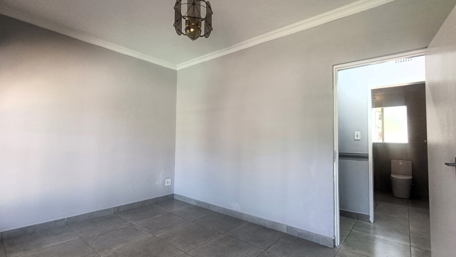 5 Bedroom Property for Sale in Mulbarton Gauteng