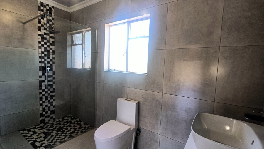 5 Bedroom Property for Sale in Mulbarton Gauteng