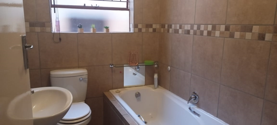 2 Bedroom Property for Sale in Three Rivers Proper Gauteng