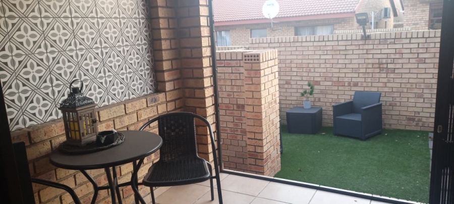 2 Bedroom Property for Sale in Three Rivers Proper Gauteng