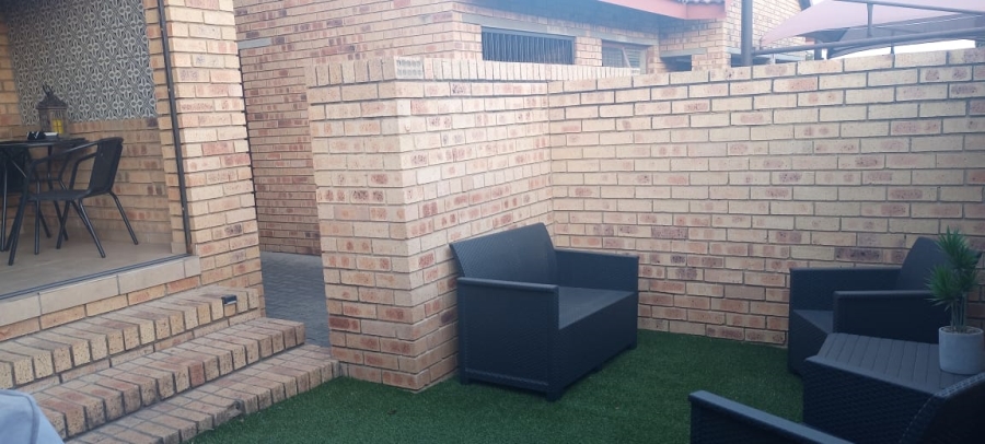 2 Bedroom Property for Sale in Three Rivers Proper Gauteng