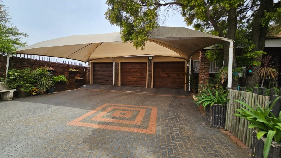 5 Bedroom Property for Sale in Falcon Ridge Gauteng