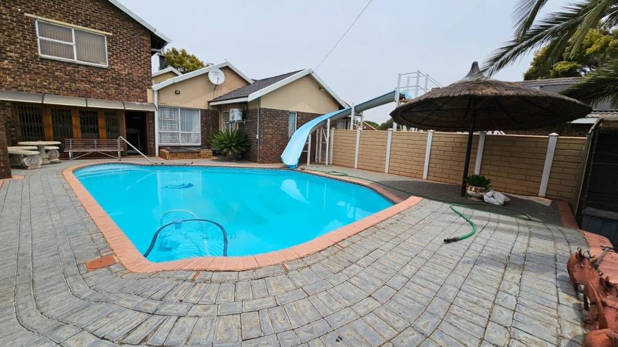 5 Bedroom Property for Sale in Falcon Ridge Gauteng