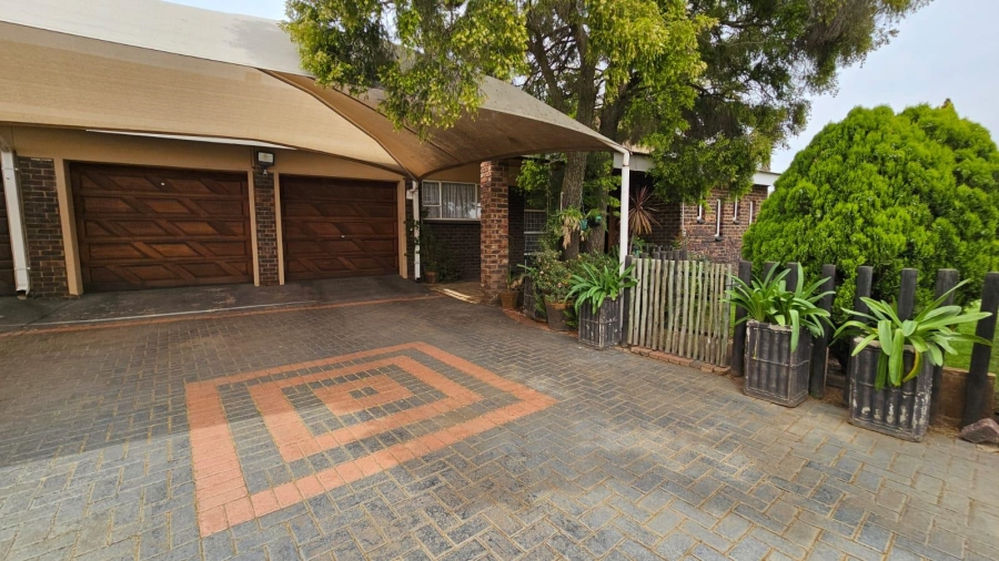 5 Bedroom Property for Sale in Falcon Ridge Gauteng