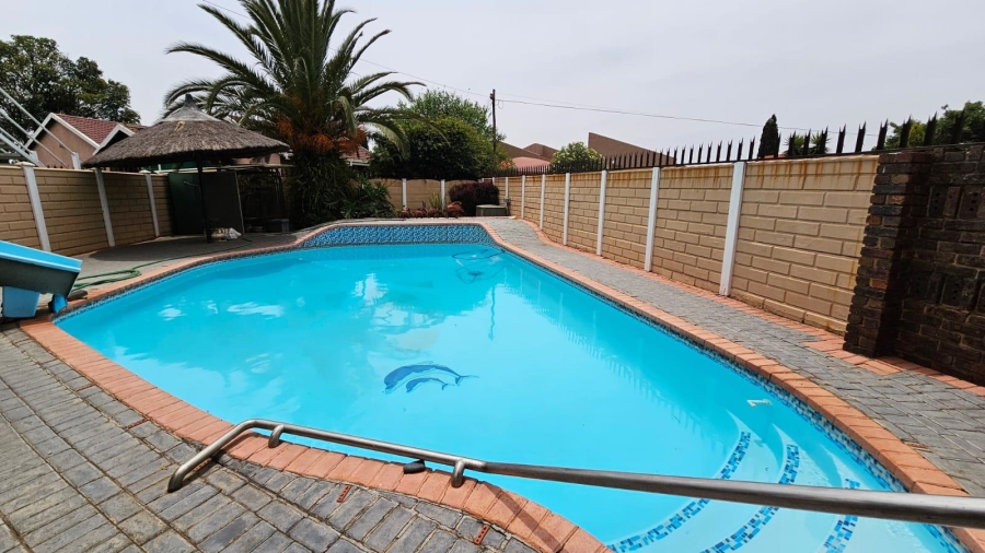 5 Bedroom Property for Sale in Falcon Ridge Gauteng