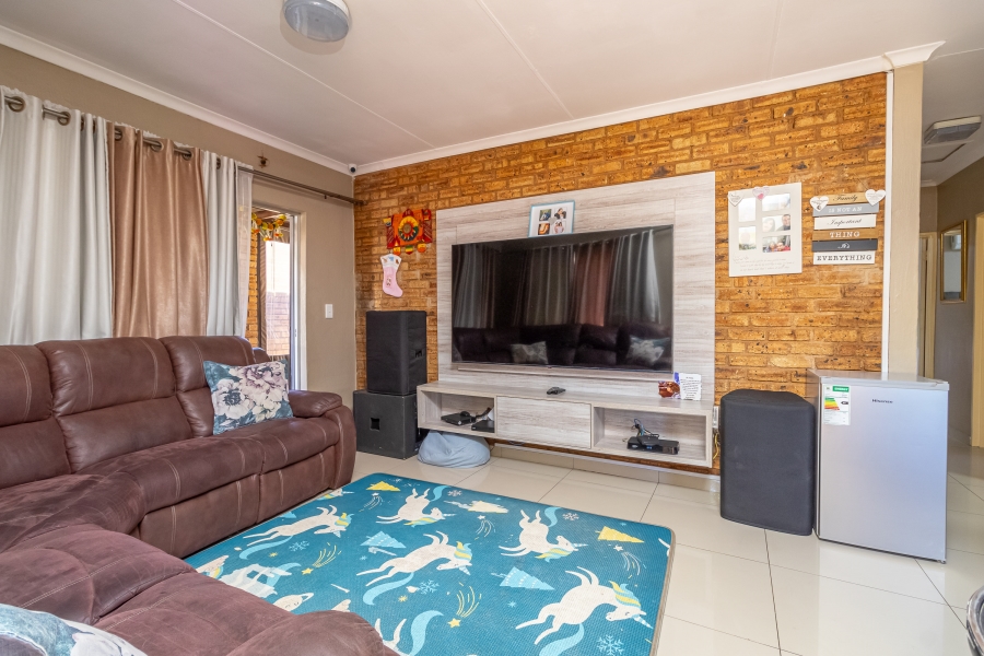 To Let 3 Bedroom Property for Rent in Honeypark Gauteng