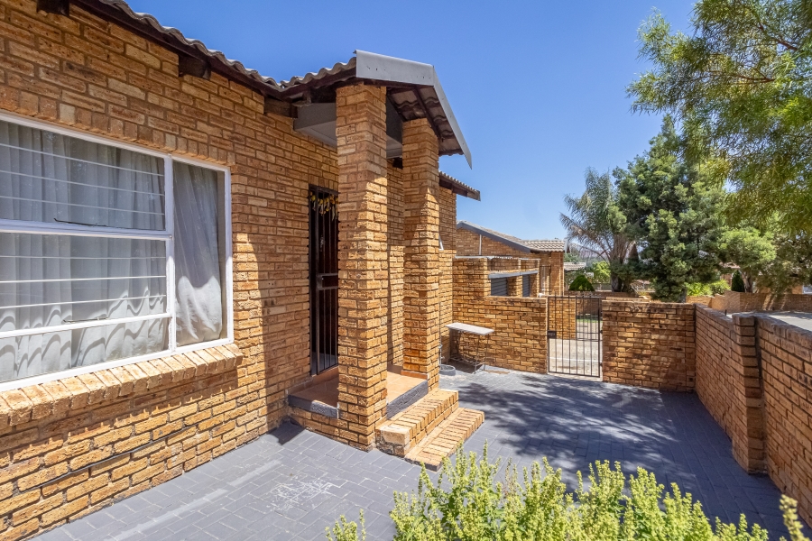 To Let 3 Bedroom Property for Rent in Honeypark Gauteng