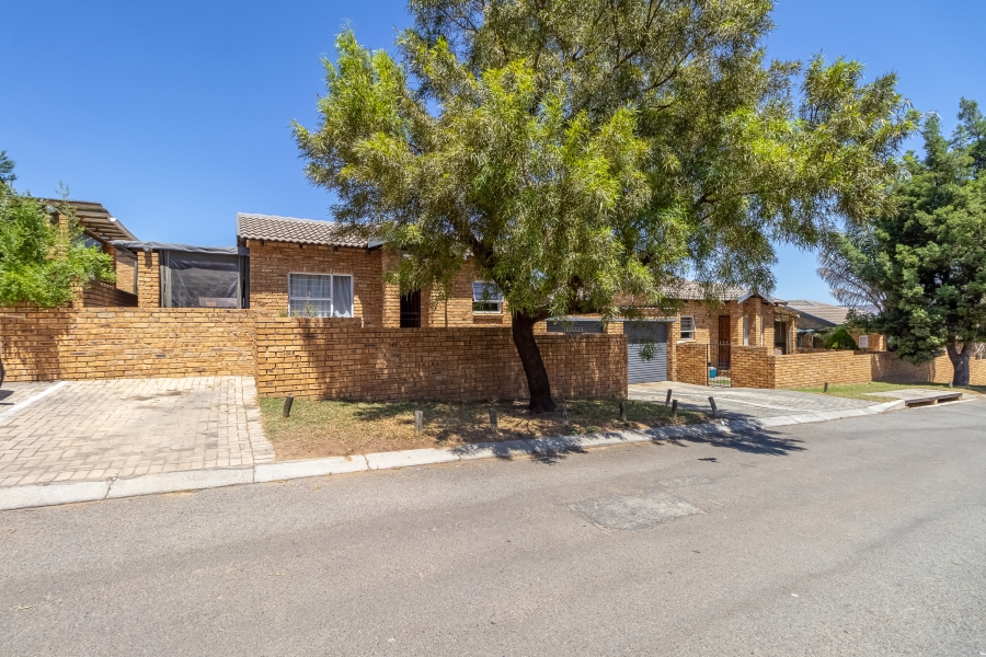 To Let 3 Bedroom Property for Rent in Honeypark Gauteng