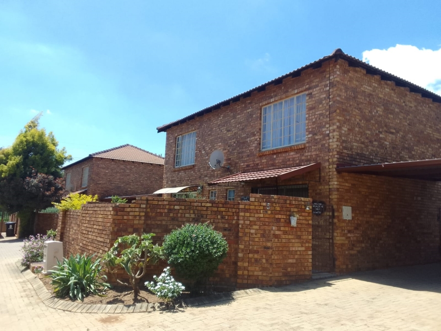 2 Bedroom Property for Sale in Wilgeheuwel Gauteng