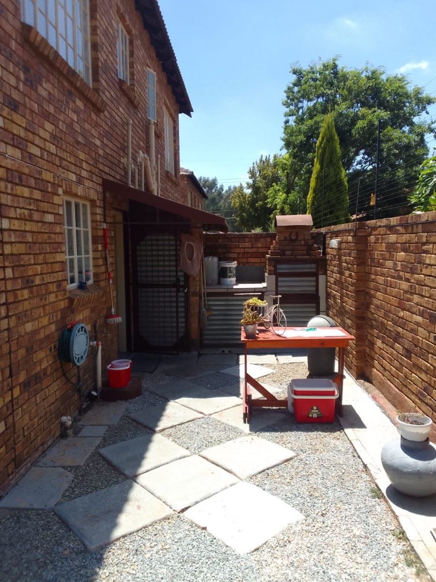 2 Bedroom Property for Sale in Wilgeheuwel Gauteng