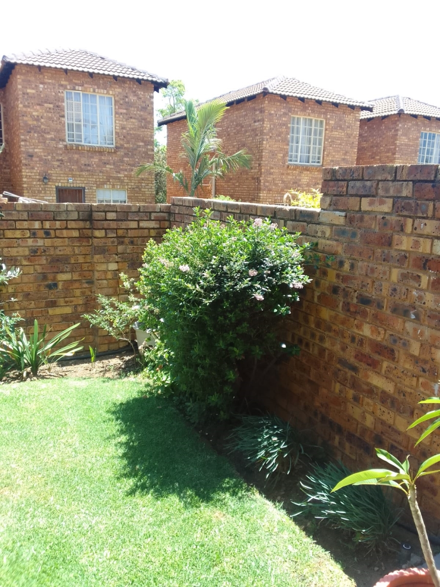 2 Bedroom Property for Sale in Wilgeheuwel Gauteng