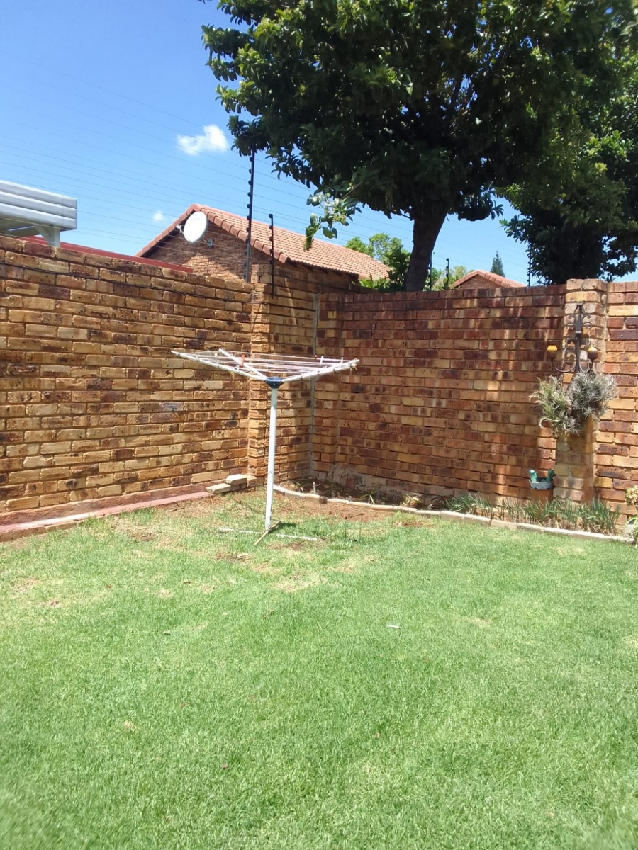 2 Bedroom Property for Sale in Wilgeheuwel Gauteng