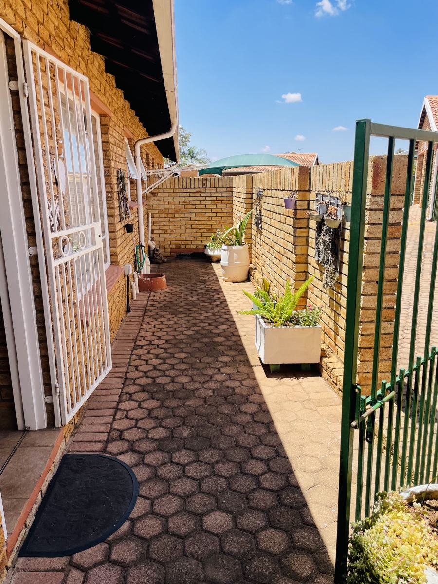 3 Bedroom Property for Sale in Noordheuwel Gauteng