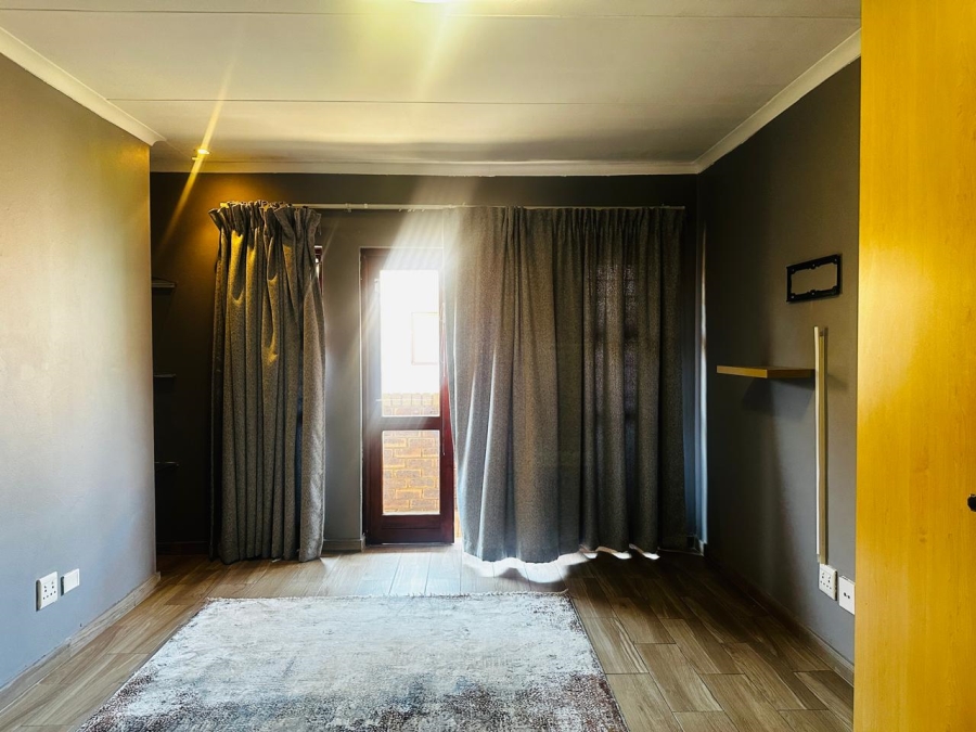 To Let 3 Bedroom Property for Rent in Sonneveld Gauteng