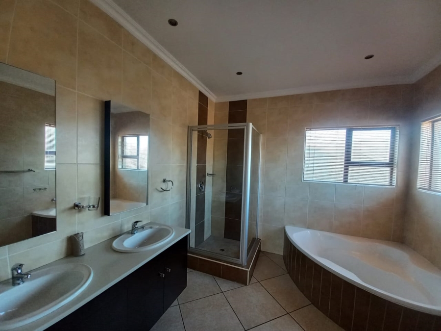 3 Bedroom Property for Sale in Kenleaf Gauteng