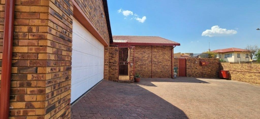 3 Bedroom Property for Sale in New Redruth Gauteng