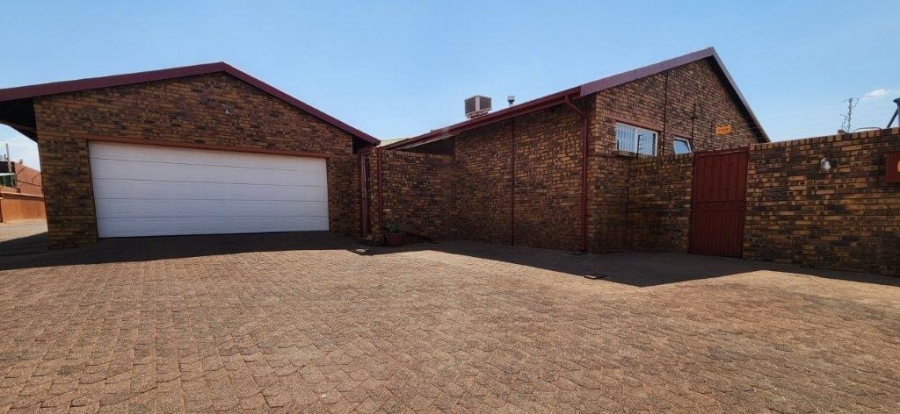 3 Bedroom Property for Sale in New Redruth Gauteng