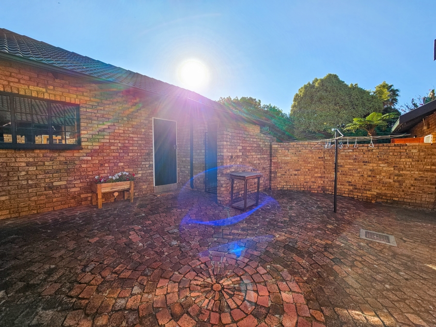 4 Bedroom Property for Sale in Faerie Glen Gauteng