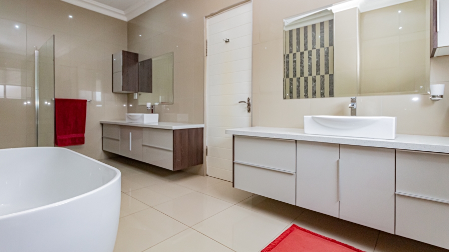 5 Bedroom Property for Sale in The Wilds Gauteng