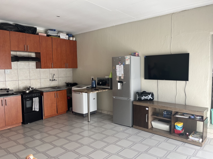 To Let 1 Bedroom Property for Rent in Buccleuch Gauteng