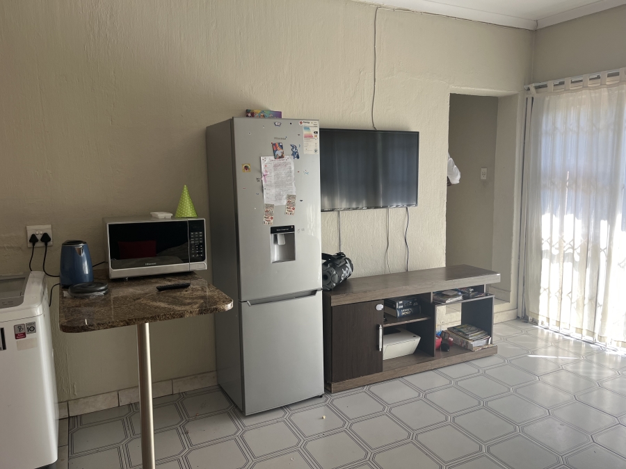 To Let 1 Bedroom Property for Rent in Buccleuch Gauteng