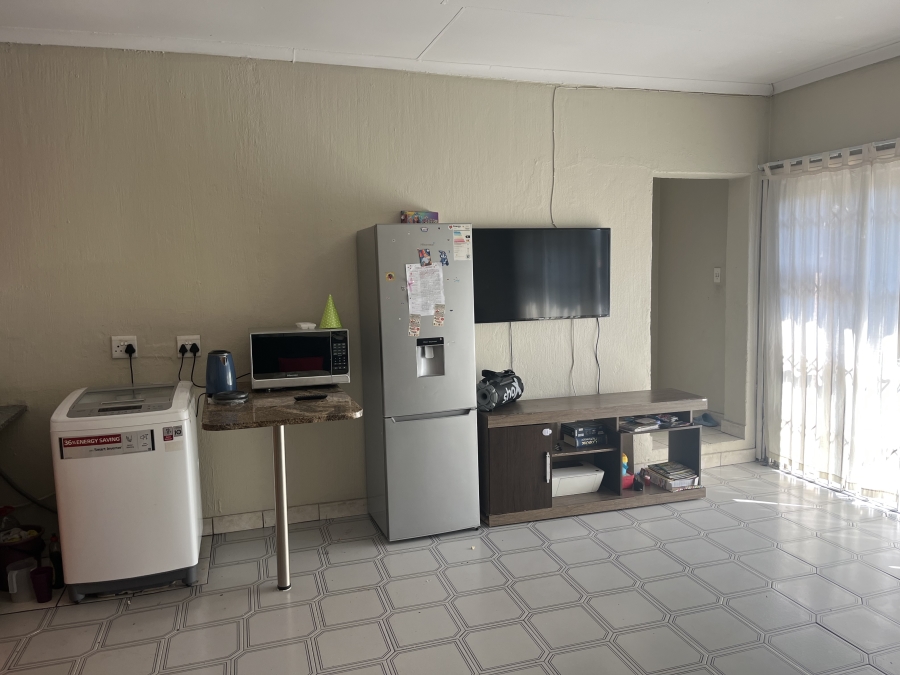 To Let 1 Bedroom Property for Rent in Buccleuch Gauteng