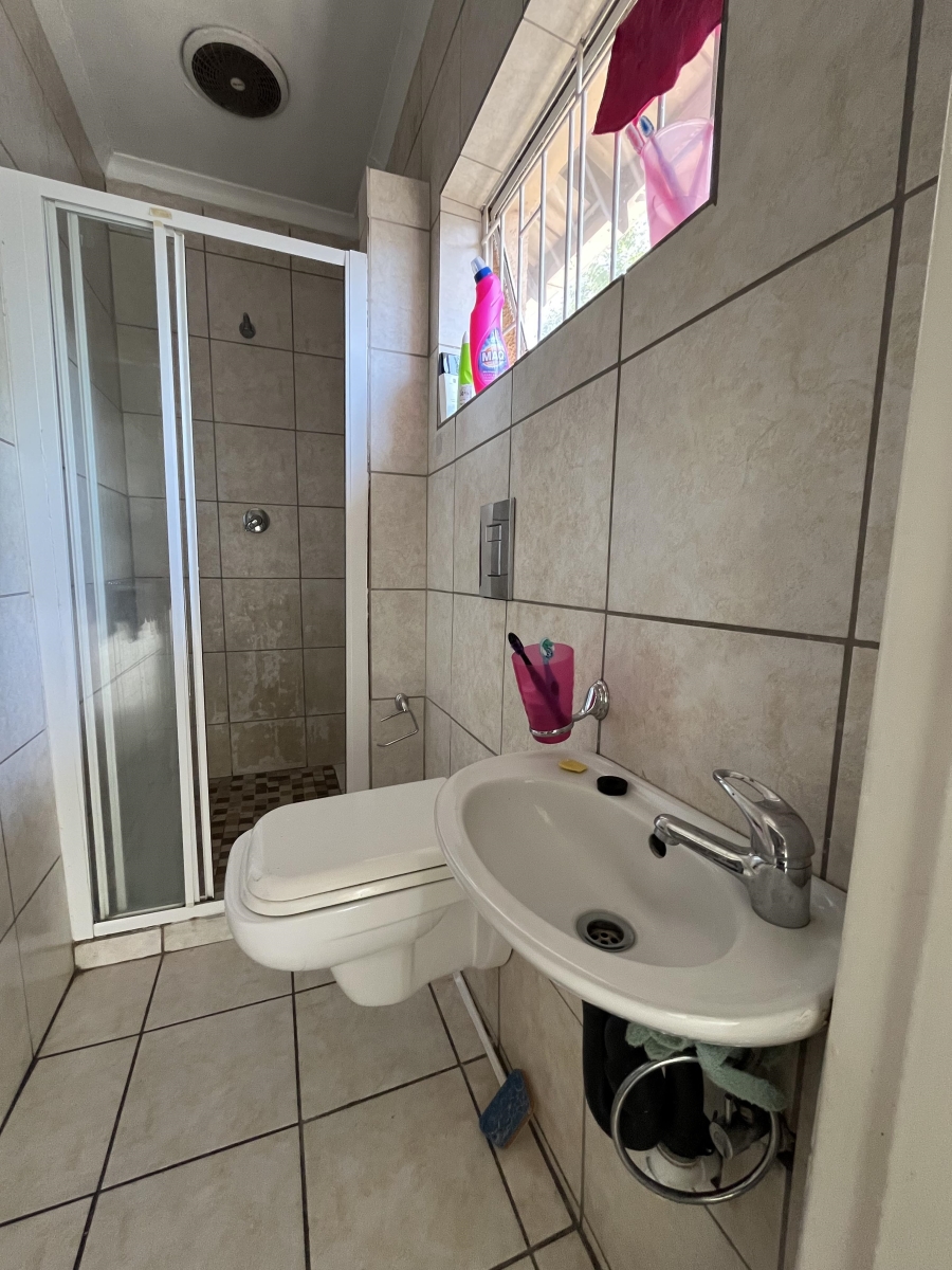 To Let 1 Bedroom Property for Rent in Buccleuch Gauteng