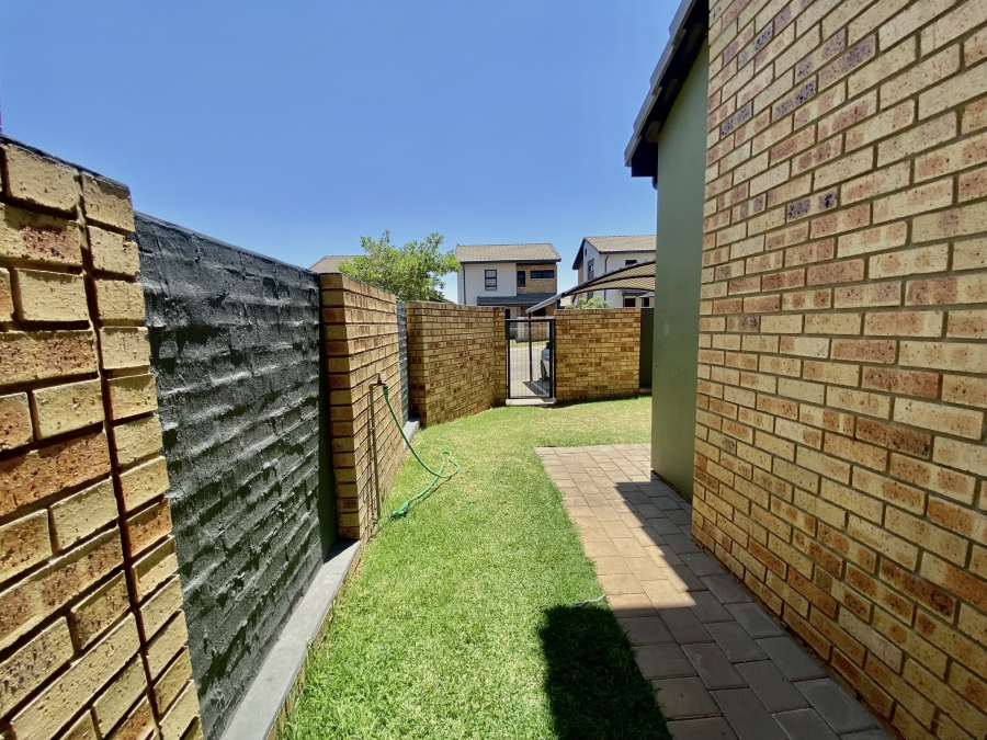 To Let 3 Bedroom Property for Rent in Amberfield Gauteng