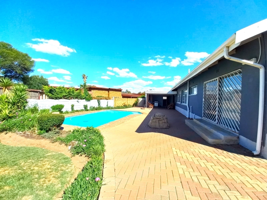 5 Bedroom Property for Sale in Petersfield Gauteng