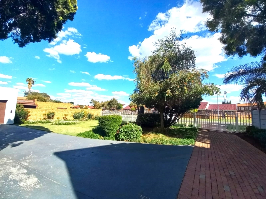 5 Bedroom Property for Sale in Petersfield Gauteng