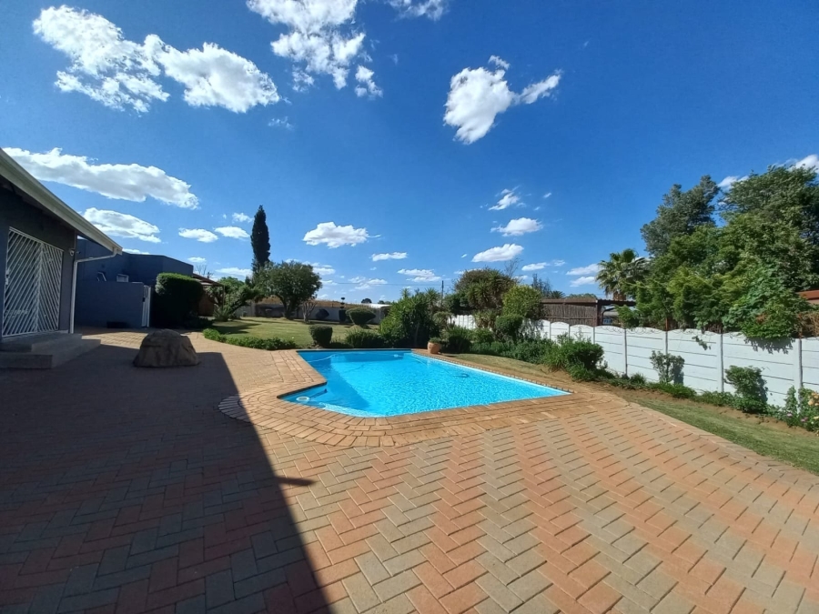 5 Bedroom Property for Sale in Petersfield Gauteng