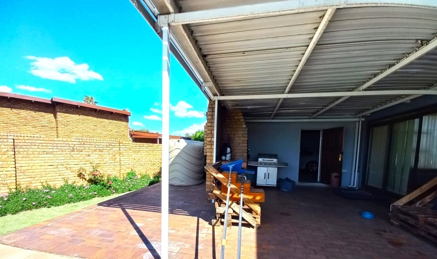 5 Bedroom Property for Sale in Petersfield Gauteng