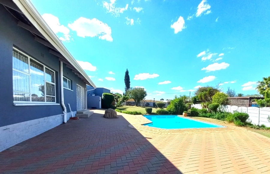 5 Bedroom Property for Sale in Petersfield Gauteng