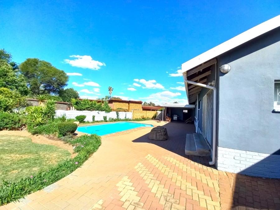 5 Bedroom Property for Sale in Petersfield Gauteng