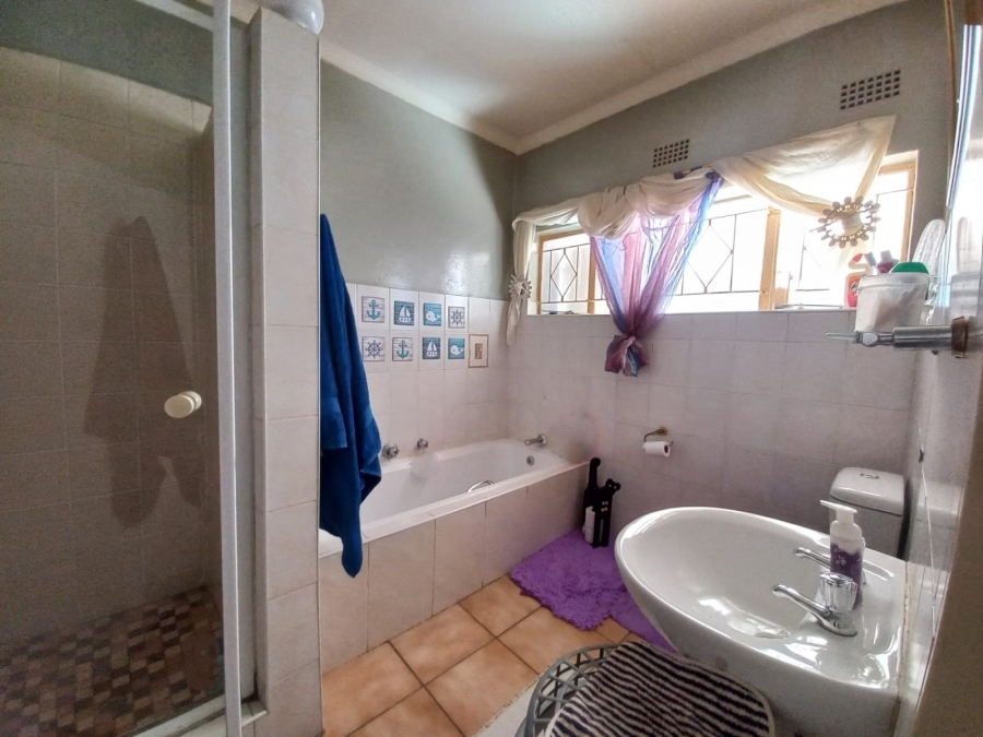 5 Bedroom Property for Sale in Petersfield Gauteng