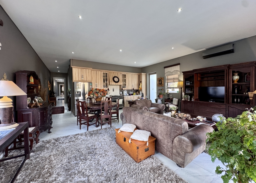 5 Bedroom Property for Sale in Silver Lakes Golf Estate Gauteng