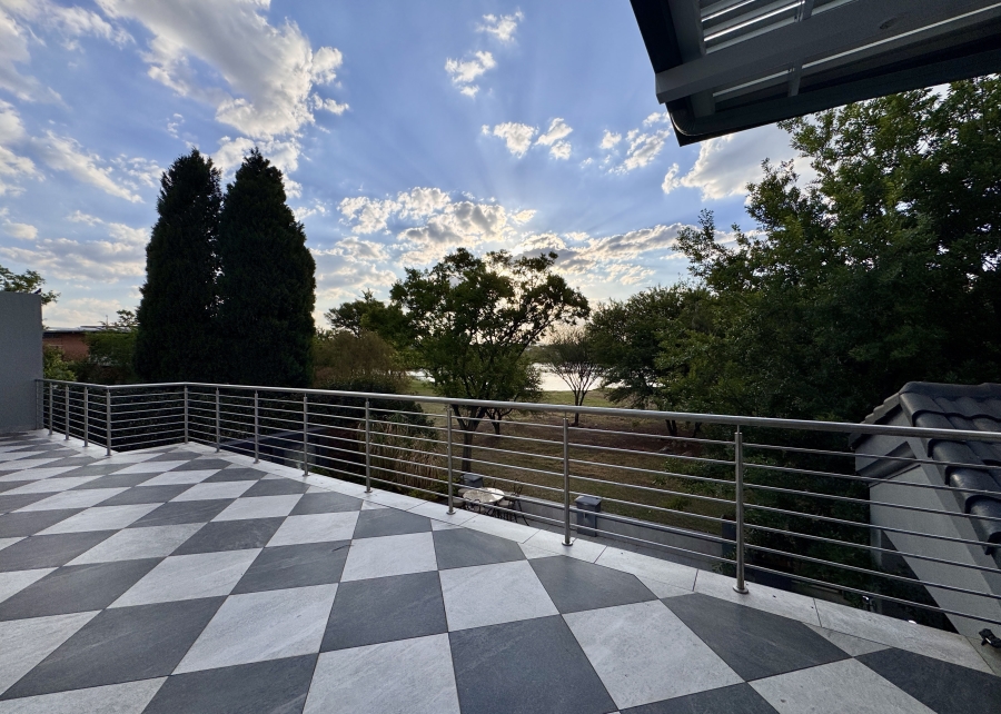 5 Bedroom Property for Sale in Silver Lakes Golf Estate Gauteng