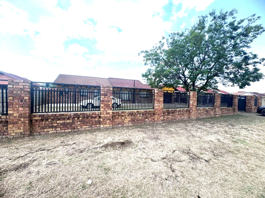 3 Bedroom Property for Sale in Klippoortjie Gauteng