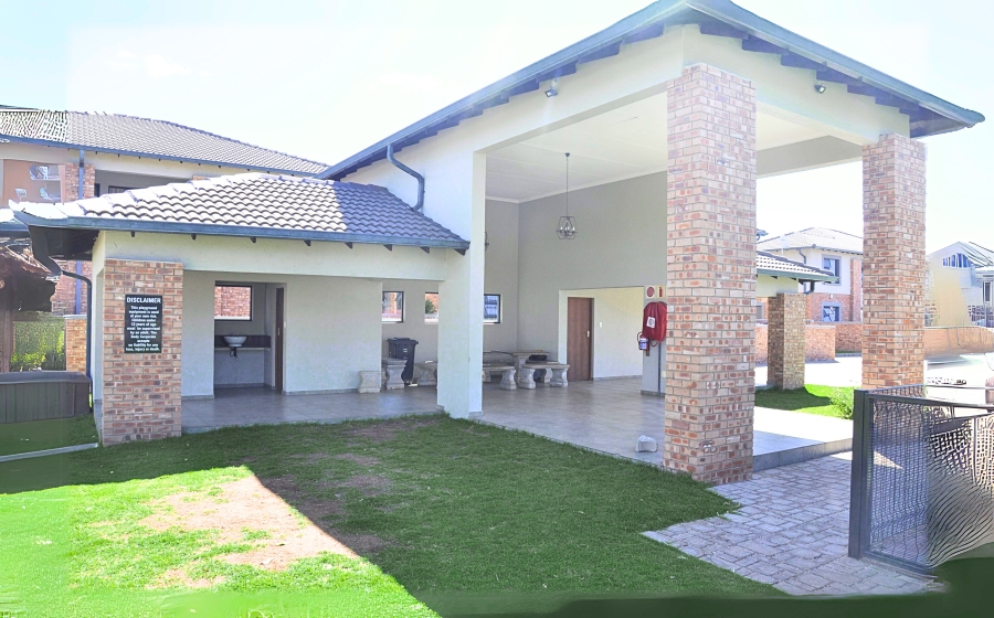 To Let 2 Bedroom Property for Rent in Noordwyk Gauteng