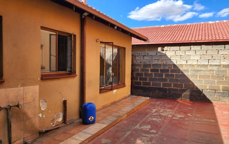 5 Bedroom Property for Sale in Teanong Gauteng