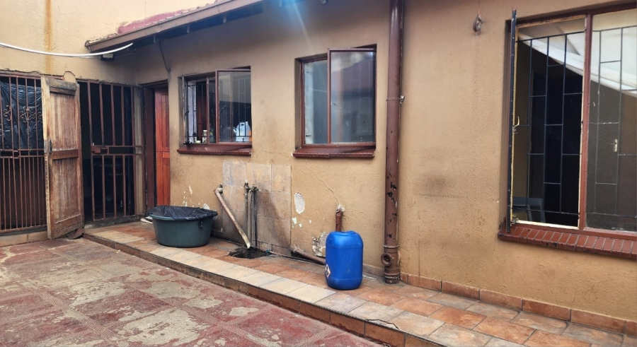 5 Bedroom Property for Sale in Teanong Gauteng