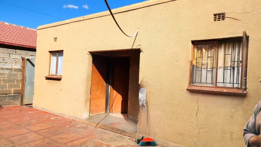 5 Bedroom Property for Sale in Teanong Gauteng