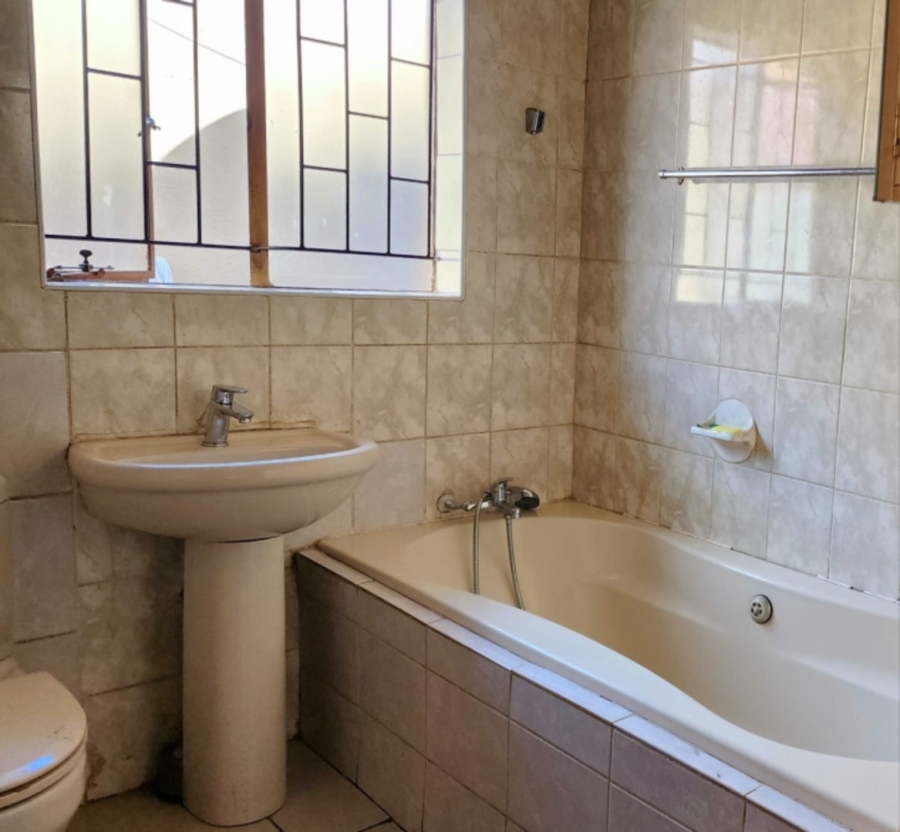 5 Bedroom Property for Sale in Teanong Gauteng